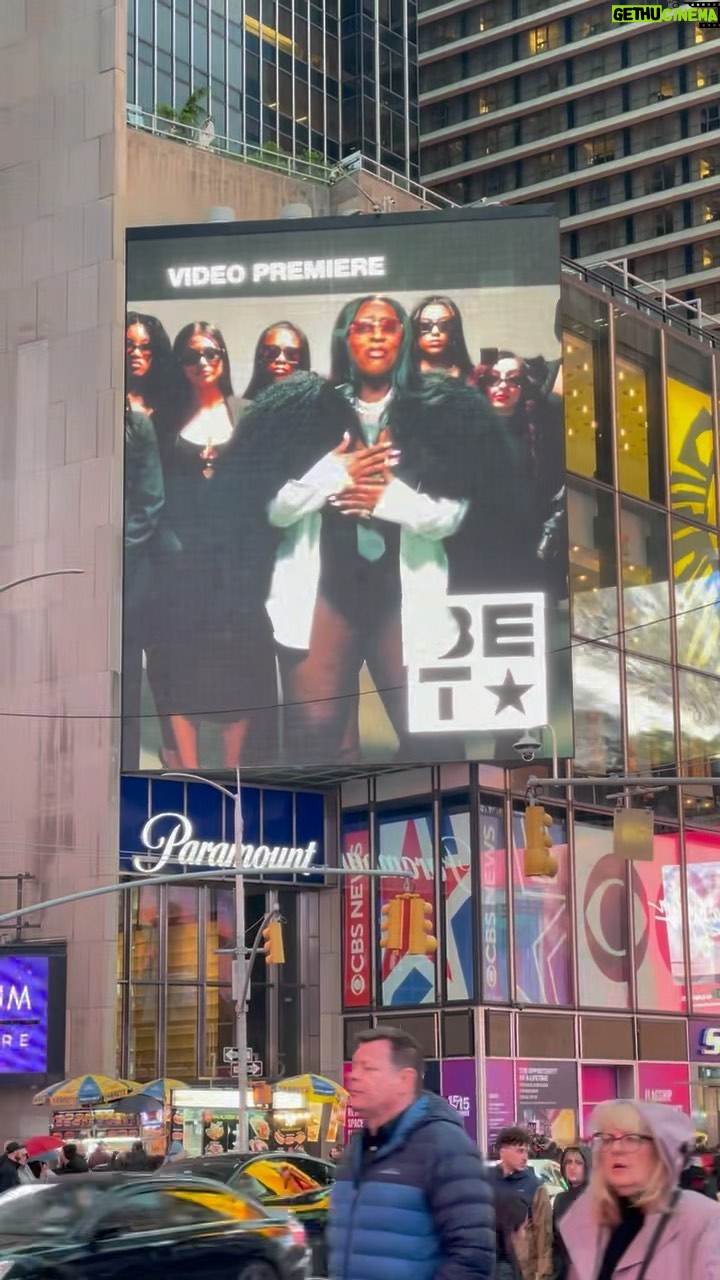 Kash Doll Instagram - Thank you @bet Today my video was premiered in time squared!!! Klarity on the big screen helping her momma give out free game! She gone have to live by everything I’m saying one day #kashkommandments out now!! Link in bio