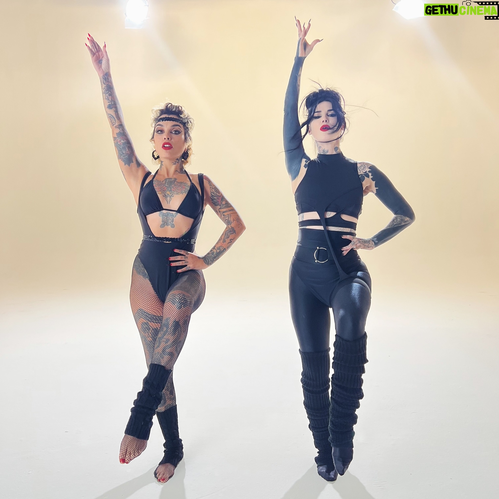 Kat Von D Instagram - Feliz cumpleaños a @vinilavonbismark — mi hermana española, mi amiga más inspiradora y mi musa épica. 👯♀️🖤 Te extraño con todo mi corazón! Los gothic aerobics no son lo mismo sin ti. 🖤