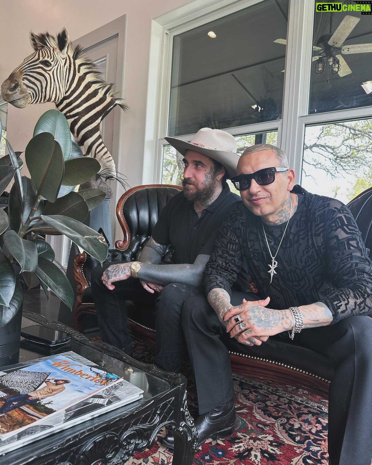 Kat Von D Instagram - Visit to my dearest @dillonforte @jadefenixforte amazing home and Tattoo Ranch here in beautiful Wimberly, Texas! 🖤 Shortly after the lockdowns in California a few years back, both of our families made the decision to leave. Our family left to rural Indiana, while they went to rural Texas. It was a bittersweet move, especially considering that both of our boys are close, and we would definitely miss each other. But we make the effort and make these long distance “play dates” happen whenever we can. @dillonforte has created the most inspiring workspace to work out of on the Forte Tattoo Ranch on acres of untouched nature, complete with a private glass pyramid loft, bee colonies, and free range all-black chickens! Both our boys ran around picking blue bonnets for the mamas, and playing tag. 🥹 It’s not easy for @prayers and I to find families that we can relate to on all levels, especially when it comes to creativity, spirituality, and parenting — so we are just so grateful to have @dillonforte @jadefenixforte (and their sweet boy, Ensō) in our lives! It’s been so inspiring to see their goth homestead come to life and can’t wait to come back!! 🖤 so proud of you @dillonforte !