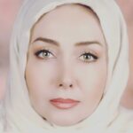 Katayoun Riahi Instagram - این عکس مربوط به بیست و پنج سال پیش است. آن سال‌ها آقای داوود رشیدی ریاست هیئت‌مدیره خانه سینما و آقای پورصمیمی دستیار یا معاون بودند. من توسط همکاران خودم و در خانه سینما به اتهامات واهی بازجویی و مواخذه شدم. آقای پورصمیمی که در نقش بازجو وارد شده بود با سوء‌استفاده از موقعیت خود به من تعرض کرد. روزگار سختی بود و من هیچ نگفتم. هنوز پس از ۲۵ سال روح و روانم از این حادثه تلخ التیام نیافته و آزرده است. به یاد داشته باشیم اگر ثروت، شهرت و قدرت مهار نشود، اگر اخلاق و قانون اقتدار نداشته باشند، این فساد است که همه جا با قلدری حکومت می‌کند. #metoo #خشونت_علیه_زنان #canfestival #٨٠٠زن