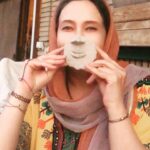 Katayoun Riahi Instagram - قرار گرفتن در هرم مازلو نیازمند شرایطی است که آنرا جامعه تعیین میکند. اگر یک جامعه هنری، مثلا سینمای خودمان را در هرم مازلو تعریف کنیم، تلاش، تحصیل، استعداد و خود شکوفایی حرف آخر را میزند؛ البته اگر اجازه ی حرف زدن داشته باشد! برای به دست آوردن هر مقامی از تشویق گرفته تا تنبیه، از جایزه گرفته تا ممنوع الکاری و زندان باید بهایی پرداخت. فرق نمیکند جایزه جشنواره ونیز باشد، کن یا فجر،دربند باشد یا به ظاهر آزاد. در نهایت هر جای هرم مزلو که باشیم با پرداخت هر بهایی، قضاوت سخت دشوار است. روز سینما گرامی نام اثر پازل نقاب #پاپیوماشه #روز_ملی_سینما_نه_به_سانسور