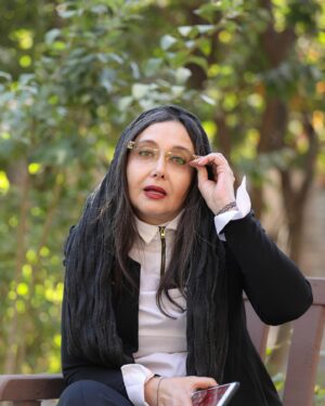 Katayoun Riahi Instagram - میان عاشق و معشوق هیچ حائل نیست 
تو خود حجاب خودی حافظ از میان برخیز 
Photo by azadeh amirkhan