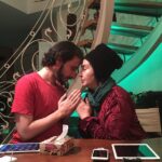 Katayoun Riahi Instagram - هر روز، روز بوسیدن، مهرورزی، رخسیدن، تفکر و خرد، کمک و نیکوکاری و بازیگوشی کودکانه است. @pooria_one @komakcharityfoundation #kisssingday