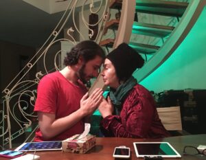 Katayoun Riahi Instagram - هر روز، روز بوسیدن، مهرورزی، رخسیدن، تفکر و خرد، کمک و نیکوکاری و بازیگوشی کودکانه است.
@pooria_one @komakcharityfoundation #kisssingday