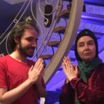 Katayoun Riahi Instagram - هر روز، روز بوسیدن، مهرورزی، رخسیدن، تفکر و خرد، کمک و نیکوکاری و بازیگوشی کودکانه است. @pooria_one @komakcharityfoundation #kisssingday