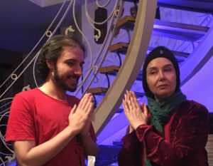 Katayoun Riahi Instagram - هر روز، روز بوسیدن، مهرورزی، رخسیدن، تفکر و خرد، کمک و نیکوکاری و بازیگوشی کودکانه است.
@pooria_one @komakcharityfoundation #kisssingday