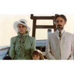 Katayoun Riahi Instagram – 🖤
چه سخت میگذرد روزگار خزان شده ما که بسان برگ های پائیزی دوست، آشنا و بیگانه به هر بهانه ای از آزادی تا کرونا، بر زمین می ریزند و چه دردناک است خیره شدن به عکس هایی که لبخندشان هنوز امیدوار است.چگونه میشود از این غم سهمگین سخن گفت و چه میتوان کرد وقتی واژه ی غم بار تسلیت بر زبانمان جاری است.
تسلیت به جامعه هنر و هنرمندان و تسلیت به ایران سیاه پوش این روزها…
“لطفا ورق بزنید”
#هنرمندان_محبوب #جامعه_هنر #سیاه_پوش