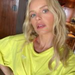 Kate Bosworth Instagram - We wanted to create a lived in, fresh-from-the-surf, bronzed glam look for the @roxy campaign ☀️ thank you @bridgetbragerhair @nathanhejl for your amazing talent! These are the only selfies I took because we were so busy and needed all the daylight - I’m pretty sure it’s sunscreen on the lens of the first photo (wiped it off for the 2nd 😁)