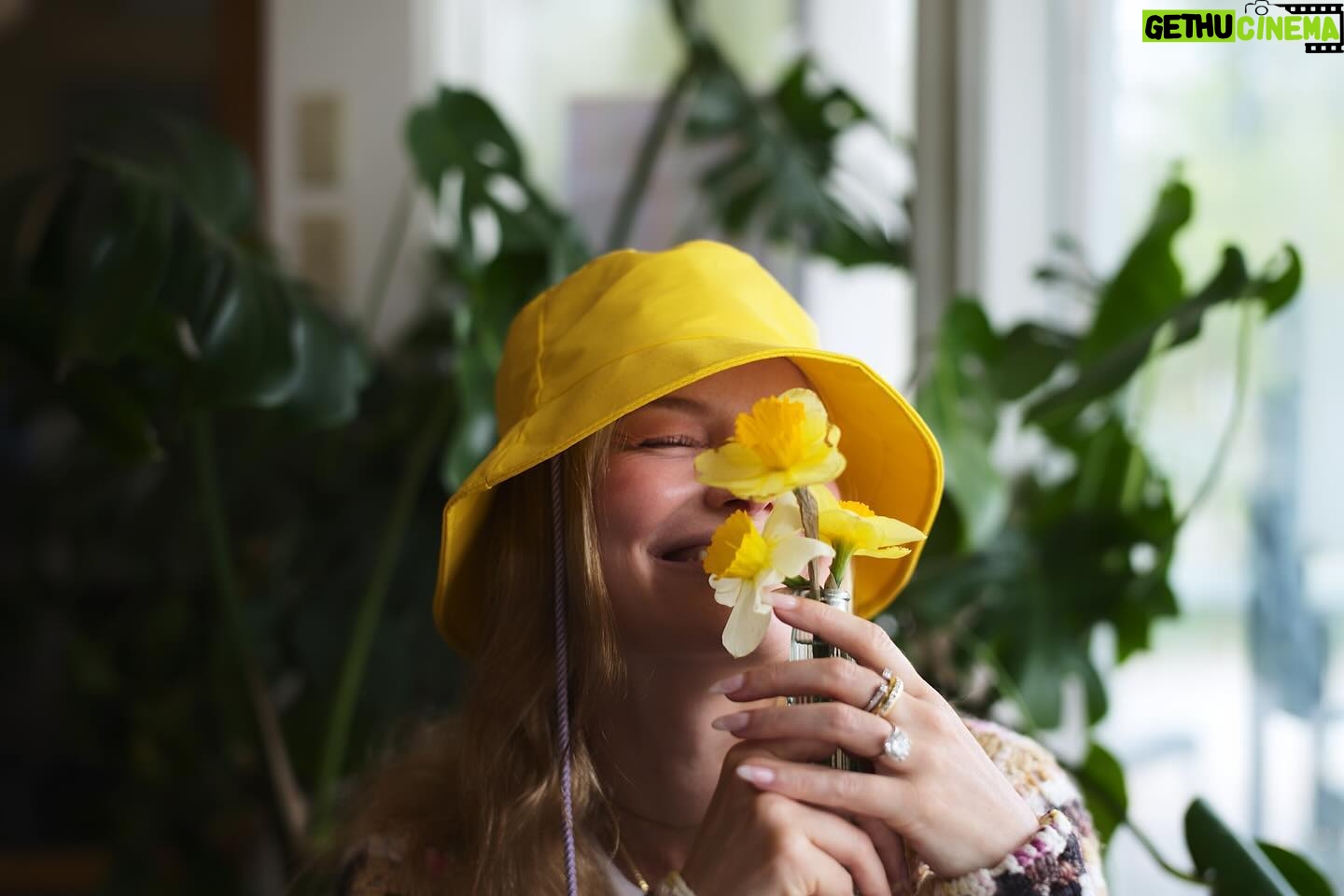 Kate Bosworth Instagram - Greeting today with the warmth and the radiance of an awakened heart. 💛 “No one can possibly know what is about to happen: it is happening, each time, for the first time, for the only time.” I hope you are all experiencing the miracle and the wonder of a new year… thank you for sending love to me on mine. ✨🎈