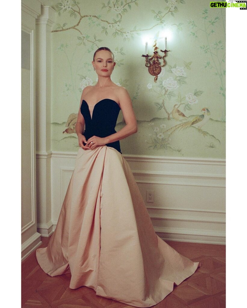 Kate Bosworth Instagram - On film! #bts @vanityfair 🎀 Thank you @samanthamcmillen_stylist @moniquelhuillier for this beautiful dress 💞 (& my dream date @justinlong for so sweetly making sure it looked perfect for me :) @danadelaney @charlottetilbury for nailing the less-is-more assignment 🙏🏻 @bridgetbragerhair @jennaleeartistry you girls are my heroes!!! I would have been lost without you 🫶🏻 @ashlie_johnson 💅🏻 the most important manicure to date 😘 📸 @logansrice