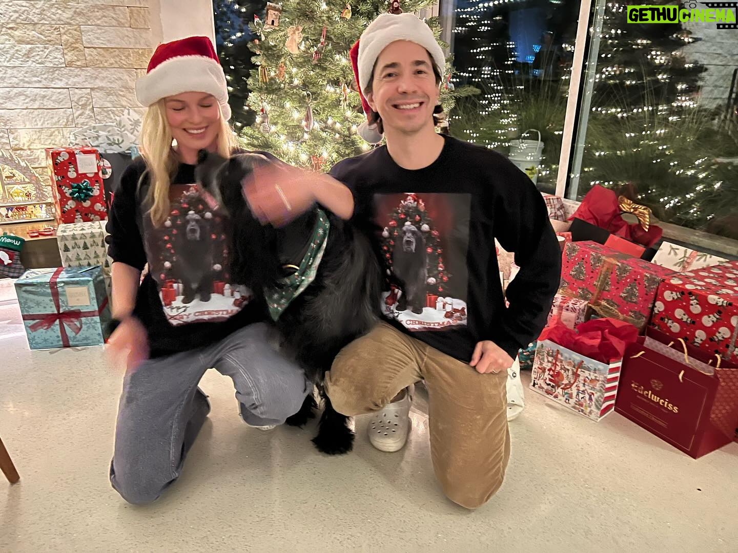 Kate Bosworth Instagram - Wishing you all the Happy-est Holiday! 🎄 Love, The Bongs 😘