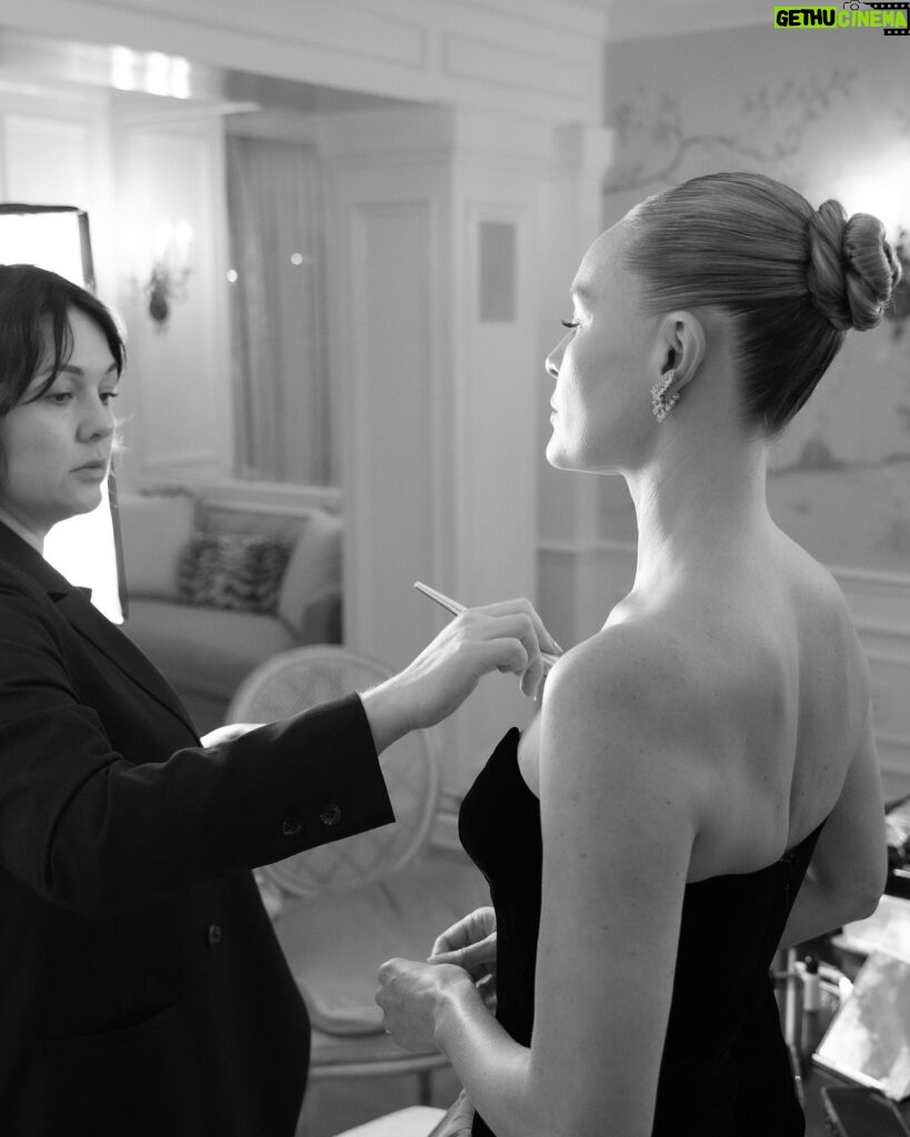 Kate Bosworth Instagram - Getting ready 💞 for @vanityfair 🥂 w/ @charlottetilbury @charlottetilburyskincare Thank you 🫶🏻 @danadelaney @bridgetbragerhair @ashlie_johnson @faithctatro @samanthamcmillen_stylist