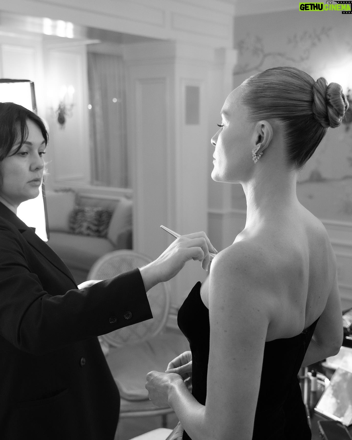 Kate Bosworth Instagram - Getting ready π for @vanityfair π₯ w/ @charlottetilbury @charlottetilburyskincare Thank you π«Άπ» @danadelaney @bridgetbragerhair @ashlie_johnson @faithctatro @samanthamcmillen_stylist