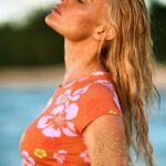 Kate Bosworth Instagram - Wear it like Y2K 🍑🌊 cropped flower rash gaurd // neon slides @roxy