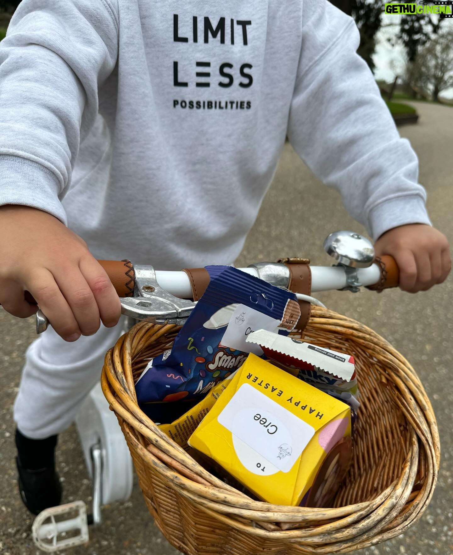 Kate Wright Instagram - A fabulous Easter weekend spent @wildernessreserve π§Έ bear hunts π§ wild lake swim π₯Ά π² bike rides π€ family time Thereβs something about being in the country I just love π³π¦π«ππΏ