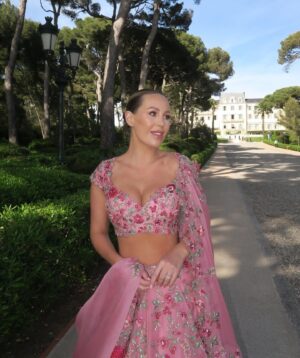 Kate Wright Instagram - One more moment for the outfit 🌸