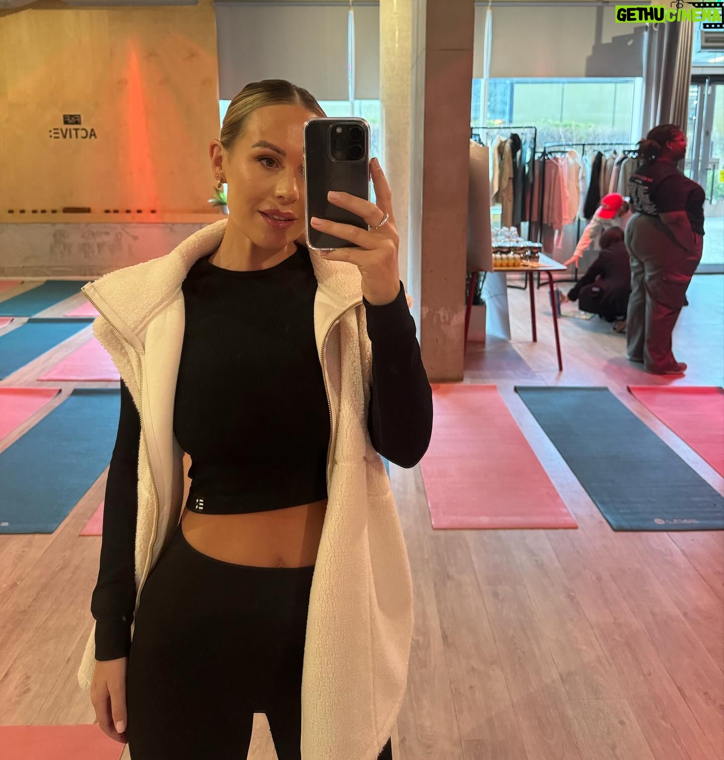 Kate Wright Instagram - A fabulous morning of yoga & good vibes to celebrate my @fandfclothing active collection 🧘🏼♀️ It was very surreal to see everyone in my range ✨ Thank you to everyone who made today possible and for everyone’s continued support. I’m so very grateful and happy you all love it. And a special thank you to my husband for always supporting me in everything I do. I love you so much 🥹❤️