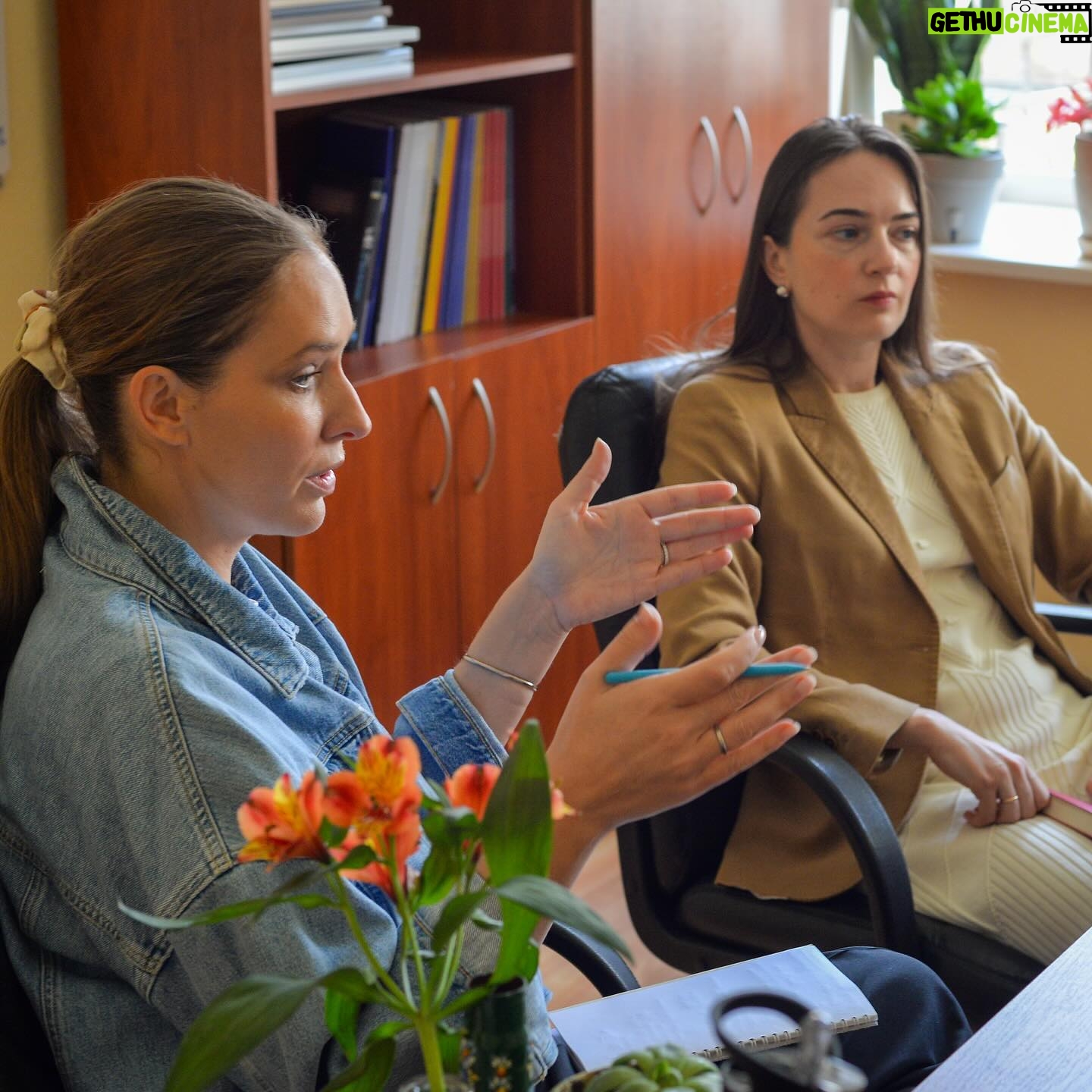 Kateryna Osadcha Instagram - Ми в @center_for_civil_liberties вже понад 10 років працюємо над поверненням цивільних з російської неволі, документуємо російські воєнні злочини. Історії людського болю й втрат. Наші нові партнери — @kosadcha та її фундація @osadcha.foundation — також ведуть кейси тих, хто безвісти зник і кого утримують у неволі. Для обох наших організацій головне – люди! Тому сьогодні ми об’єднуємось заради них. Разом ми маємо використати всі можливості для того, щоб повернути всіх цивільних, без умов та обмінів. Ми маємо повернути людям свободу й забезпечити справедливість.