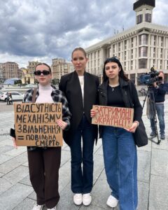 Kateryna Osadcha Instagram - На їх місці міг бути кожен з нас, просто на секунду уявіть В суботу, на майдані Незалежності відбулась важлива акція - мирний мітинг в підтримку родичів цивільних полонених. По різним данним росія тримає в себе від 7 до 20 тисяч наших цивільних, наймолодшому 18 найстаршому 70 Дівчата, хлопці, чоловіки і жінки - люди, яких кинули за грати тільки за те, що вони українці. Ми з @poshuk.znyklyh займаємося адвокацією цивільного полону і консультуємо родичів в питаннях дорожньої карти дій і пошуку місця утримувань, але основні дії лягають на державу! Нажаль, на мітингу від держави майже не було представників і це засмучує, адже людям потрібна підтримка і вони мають знати, що в своїй трагедіі вони не самі. Дія кожного з нас важлива, допомагайте розголоси про цивільний полон, підтримкою родичів та іншим!