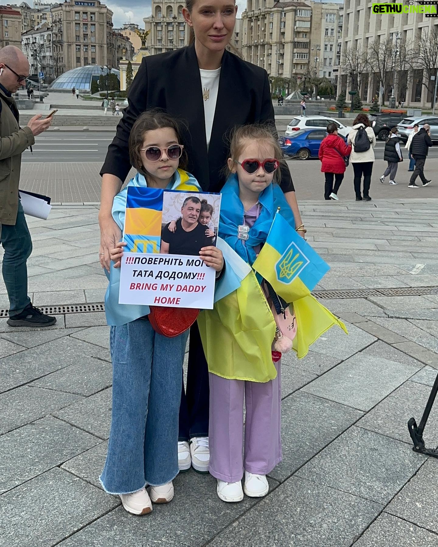 Kateryna Osadcha Instagram - На їх місці міг бути кожен з нас, просто на секунду уявіть В суботу, на майдані Незалежності відбулась важлива акція - мирний мітинг в підтримку родичів цивільних полонених. По різним данним росія тримає в себе від 7 до 20 тисяч наших цивільних, наймолодшому 18 найстаршому 70 Дівчата, хлопці, чоловіки і жінки - люди, яких кинули за грати тільки за те, що вони українці. Ми з @poshuk.znyklyh займаємося адвокацією цивільного полону і консультуємо родичів в питаннях дорожньої карти дій і пошуку місця утримувань, але основні дії лягають на державу! Нажаль, на мітингу від держави майже не було представників і це засмучує, адже людям потрібна підтримка і вони мають знати, що в своїй трагедіі вони не самі. Дія кожного з нас важлива, допомагайте розголоси про цивільний полон, підтримкою родичів та іншим!