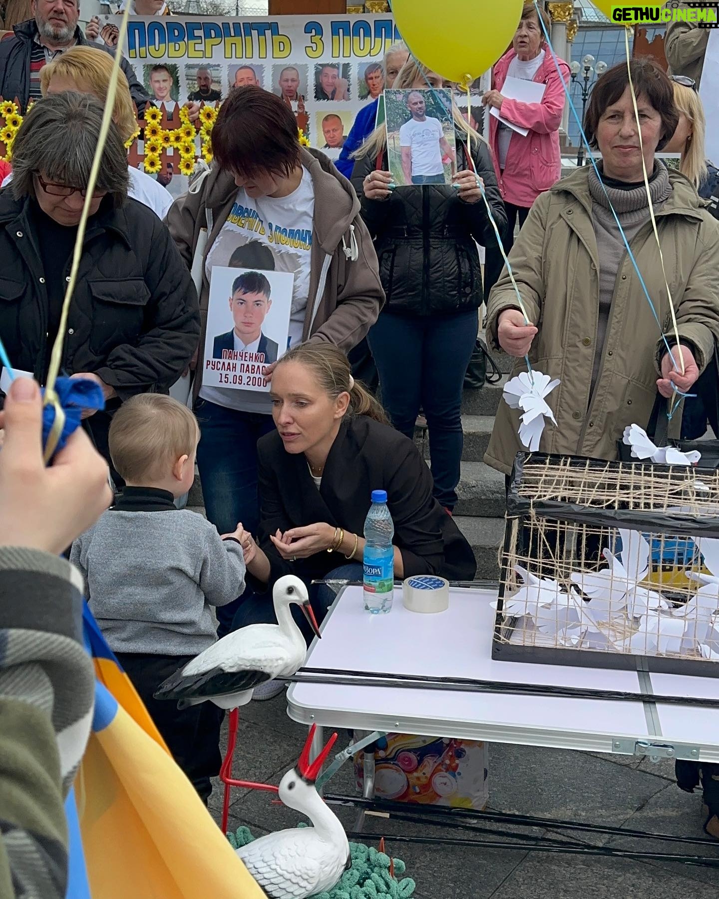 Kateryna Osadcha Instagram - На їх місці міг бути кожен з нас, просто на секунду уявіть В суботу, на майдані Незалежності відбулась важлива акція - мирний мітинг в підтримку родичів цивільних полонених. По різним данним росія тримає в себе від 7 до 20 тисяч наших цивільних, наймолодшому 18 найстаршому 70 Дівчата, хлопці, чоловіки і жінки - люди, яких кинули за грати тільки за те, що вони українці. Ми з @poshuk.znyklyh займаємося адвокацією цивільного полону і консультуємо родичів в питаннях дорожньої карти дій і пошуку місця утримувань, але основні дії лягають на державу! Нажаль, на мітингу від держави майже не було представників і це засмучує, адже людям потрібна підтримка і вони мають знати, що в своїй трагедіі вони не самі. Дія кожного з нас важлива, допомагайте розголоси про цивільний полон, підтримкою родичів та іншим!