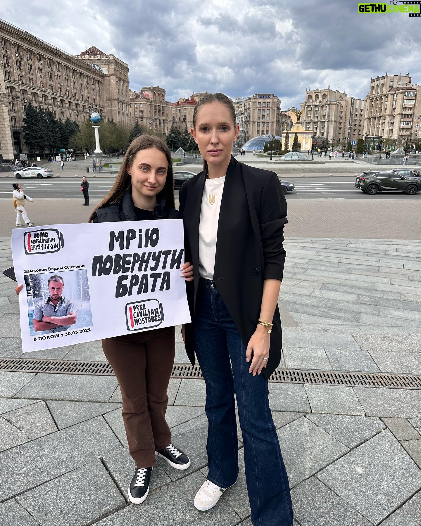 Kateryna Osadcha Instagram - На їх місці міг бути кожен з нас, просто на секунду уявіть В суботу, на майдані Незалежності відбулась важлива акція - мирний мітинг в підтримку родичів цивільних полонених. По різним данним росія тримає в себе від 7 до 20 тисяч наших цивільних, наймолодшому 18 найстаршому 70 Дівчата, хлопці, чоловіки і жінки - люди, яких кинули за грати тільки за те, що вони українці. Ми з @poshuk.znyklyh займаємося адвокацією цивільного полону і консультуємо родичів в питаннях дорожньої карти дій і пошуку місця утримувань, але основні дії лягають на державу! Нажаль, на мітингу від держави майже не було представників і це засмучує, адже людям потрібна підтримка і вони мають знати, що в своїй трагедіі вони не самі. Дія кожного з нас важлива, допомагайте розголоси про цивільний полон, підтримкою родичів та іншим!