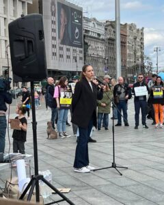 Kateryna Osadcha Instagram - На їх місці міг бути кожен з нас, просто на секунду уявіть В суботу, на майдані Незалежності відбулась важлива акція - мирний мітинг в підтримку родичів цивільних полонених. По різним данним росія тримає в себе від 7 до 20 тисяч наших цивільних, наймолодшому 18 найстаршому 70 Дівчата, хлопці, чоловіки і жінки - люди, яких кинули за грати тільки за те, що вони українці. Ми з @poshuk.znyklyh займаємося адвокацією цивільного полону і консультуємо родичів в питаннях дорожньої карти дій і пошуку місця утримувань, але основні дії лягають на державу! Нажаль, на мітингу від держави майже не було представників і це засмучує, адже людям потрібна підтримка і вони мають знати, що в своїй трагедіі вони не самі. Дія кожного з нас важлива, допомагайте розголоси про цивільний полон, підтримкою родичів та іншим!