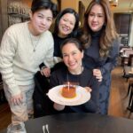 Kathaleeya McIntosh Instagram - ทานข้าววันเกิดและเป่าเค้กก้อนที่สอง(ยังไม่จบ😂🤩)กับน้องๆที่รักค่ะ 🥰 love you na ja. 💕