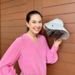 Kathaleeya McIntosh Instagram – มีของดีมาแชร์ค่ะ หมวกกันแดดพร้อมแว่น 🧢 🕶️ มันเริ่ดมาก! เหมาะกับแดดช่วงนี้เลยค่ะ 😂🥵 น้องสาวคนเก่งสองคนของแหม่มเป็นคนทำ ทำเองใช้เองและทำขายด้วยเลยช่วยโปรโมท มันดี๊ดีค่ะเผื่อใครสนใจนะคะ 👉🏻 @klume.bkk @fonperada @tiktee