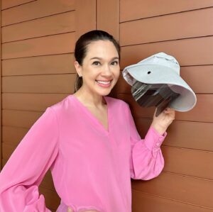 Kathaleeya McIntosh Instagram - มีของดีมาแชร์ค่ะ หมวกกันแดดพร้อมแว่น 🧢 🕶️ มันเริ่ดมาก! เหมาะกับแดดช่วงนี้เลยค่ะ 😂🥵 น้องสาวคนเก่งสองคนของแหม่มเป็นคนทำ ทำเองใช้เองและทำขายด้วยเลยช่วยโปรโมท มันดี๊ดีค่ะเผื่อใครสนใจนะคะ 👉🏻 @klume.bkk @fonperada @tiktee