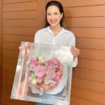 Kathaleeya McIntosh Instagram - ขอบคุณน้องแตม @stampyra และ @viraiwanflorist สำหรับดอกไม้ต้อนรับวัน Valentine นะจ๊ะ สวยงามสดชื่นมาก มาในรูปแบบกล่อง acrylic เก๋ไก๋ไปอีก! ข้อความก็ใจฟูเลยจ๊ะ…จากหนึ่งใน ครม คนรักแหม่ม ♥️ ขอบคุณมากๆนะจ๊ะแตม…พี่ก็เป็นแฟนคลับน้องและร้านดอกไม้วิไลวรรณค่ะ 🌸