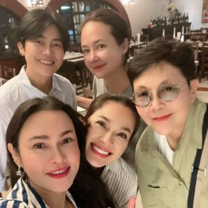 Kathaleeya McIntosh Instagram - ขอบพระคุณผู้ใหญ่ใจดีที่น่ารักเลี้ยงข้าวมื้ออร่อยนะคะ…หาเรื่องพบเจอกัน สนุกสุขใจเสมอค่ะ 🙏🏻🤩💕 @maicharoenpura @pin21yrs @nidddddd @ann_poolpol (มีพี่ติ๋วอีกท่านแต่เอ๊ะ รูปอยู่กล้องใครเอ่ย 🤔)