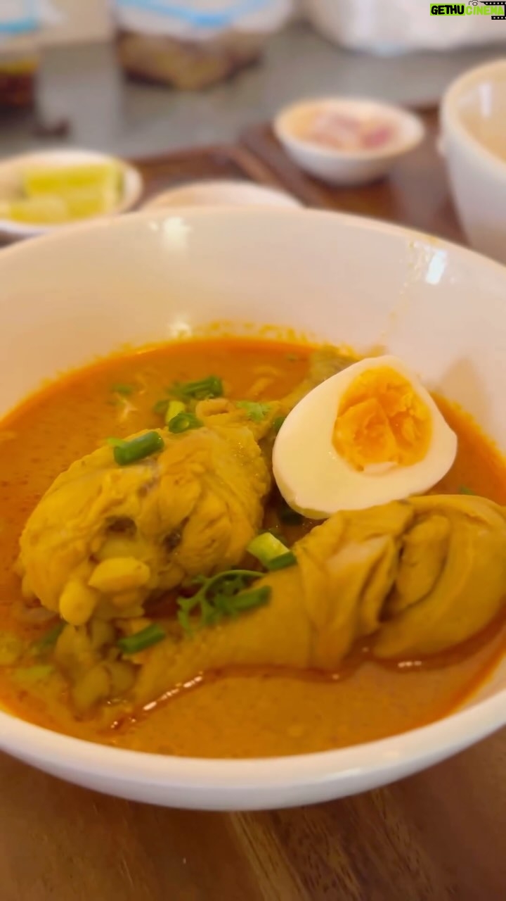 Kathaleeya McIntosh Instagram - ข้าวซอยไก่ Café Sirin 🤩 Kao Soi the quintessential Thai northern dish 👌🏻