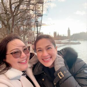 Kathaleeya McIntosh Instagram - You deserve all KINDS of high fives and hugs! You worked hard and got it done. Well done Muffin! 🥳👏🏻🥰 ติดเลี้ยงข้าวหนึ่งมื้อนะจ๊ะหลานสาวคนเก่ง ดีใจกับเหมี่ยวและพี่หนึ่งมากๆจ๊ะ 🤩(หลานรับปริญญาไปหลายวันแล้วเพิ่งมีเวลามาลงรูป มัวแต่รับส่งบุตรทั้งสาม สามโรงเรียน มึนดี๊ดีบวกทำงานบ้านทั้งวันทุกวัน สนุกจริงๆ 🤪🤣😅)