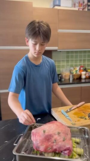 Kathaleeya McIntosh Instagram - Traditional English roast shoulder of lamb for Papa's birthday! 🤩💙 ช่วยกันทำแกะอบแบบอังกฤษสำหรับวันเกิดปาป๊าค่ะ ☺️