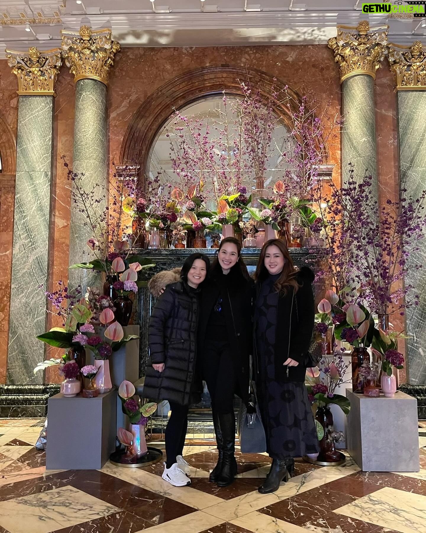 Kathaleeya McIntosh Instagram - ทานข้าววันเกิดและเป่าเค้กก้อนที่สอง(ยังไม่จบ😂🤩)กับน้องๆที่รักค่ะ 🥰 love you na ja. 💕