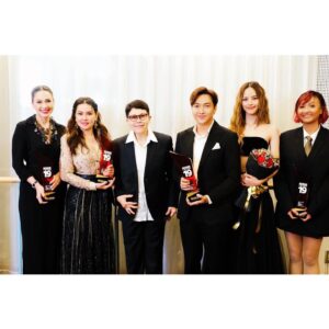 Kathaleeya McIntosh Instagram - ขอบคุณคมชัดลึกอวอร์ดครั้งที่ 19 และคณะกรรมการทุกท่านนะคะ ขอบพระคุณพี่ปิ่นที่รักและเคารพที่นึกถึงแหม่มและหยิบยื่นบทนี้ให้ค่ะ ขอบคุณช่อง3 ค่ะ ขอบคุณพี่ใหม่พี่สาวที่รักยิ่งที่คอยช่วยเหลือดูแลแนะนำทุกสิ่งให้และขอแสดงความยินดีอย่างยิ่งกับรางวัลนักแสดงนำหญิงยอดเยี่ยมนะคะ 👍🏻👏🏻🤩ขอบคุณทีมงานทั้งเบื้องหน้าเบื้องหลัง ผู้กำกับและนักแสดงสาปซ่อนรักทุกคนค่ะ รางวัลนี้สำหรับพวกเราทุกคนค่ะ 🥳 และขาดไม่ได้เลยคือขอบคุณคุณผู้ชมทุกคนนะคะและ ครม(คนรักแหม่มคนรักใหม่😂)ที่คอยเป็นกำลังใจให้เสมอ…🫶🏻♥️ ขอแสดงความยินดีกับทุกๆรางวัลด้วยค่ะ 🥳 #สาปซ่อนรัก #tvscene #ช่อง33