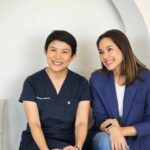 Kathaleeya McIntosh Instagram – รอยยิ้มเดิมแต่มั่นใจขึ้น อิอิ 🤩 มาทำวีเนียร์แก้สีฟันของตัวเองค่ะ หมอแปมคือที่สุด! นางเก่งมาก ละเอียดมาก เนี๊ยบมากจนต้องมาเขียนถึงเลยเพราะบอกหมอว่าขอทุกอย่างเหมือนเดิมแต่แก้สีฟันให้ไม่หมอง ไม่คล้ำ 🦷 อยากยิ้มแล้วฟันสวยฟันขาวเหมือนคนอื่นๆเค้าบ้าง🤣ไม่ต้องการความสมบูรณ์แบบ ขอรอยยิ้มเดิมและธรรมชาติที่สุดและหมอก็จัดการให้ได้อย่างใจเลยค่ะ(จริงๆคือดีกว่าของเดิมมาก😂) 🥰 ขอบคุณมากๆนะคะ ขอบคุณหมอออยด้วย ช่วยดู ช่วยเล็งกันทั้งคลินิก ขำมาก! ถูกใจที่สุดค่ะ 👍🏻💕 ใครอยากแก้ปัญหาสีฟันไม่สม่ำเสมอ รูปร่างฟันแนะนำมาที่นี่เลยค่ะ @wesmiledentalhaus @drnolapan @oilruedeerat #วีเนียร์ #veneers #dentalveneers #ceramicveneers