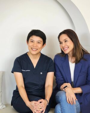Kathaleeya McIntosh Instagram - รอยยิ้มเดิมแต่มั่นใจขึ้น อิอิ 🤩 มาทำวีเนียร์แก้สีฟันของตัวเองค่ะ หมอแปมคือที่สุด! นางเก่งมาก ละเอียดมาก เนี๊ยบมากจนต้องมาเขียนถึงเลยเพราะบอกหมอว่าขอทุกอย่างเหมือนเดิมแต่แก้สีฟันให้ไม่หมอง ไม่คล้ำ 🦷 อยากยิ้มแล้วฟันสวยฟันขาวเหมือนคนอื่นๆเค้าบ้าง🤣ไม่ต้องการความสมบูรณ์แบบ ขอรอยยิ้มเดิมและธรรมชาติที่สุดและหมอก็จัดการให้ได้อย่างใจเลยค่ะ(จริงๆคือดีกว่าของเดิมมาก😂) 🥰 ขอบคุณมากๆนะคะ ขอบคุณหมอออยด้วย ช่วยดู ช่วยเล็งกันทั้งคลินิก ขำมาก! ถูกใจที่สุดค่ะ 👍🏻💕 ใครอยากแก้ปัญหาสีฟันไม่สม่ำเสมอ รูปร่างฟันแนะนำมาที่นี่เลยค่ะ @wesmiledentalhaus @drnolapan @oilruedeerat #วีเนียร์ #veneers #dentalveneers #ceramicveneers