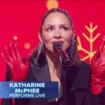 Katharine McPhee Instagram - Grateful for the festive vibes and chance to share the joy of the season with everyone! ♥️❄️ Thank you @goodmorningamerica 🎄