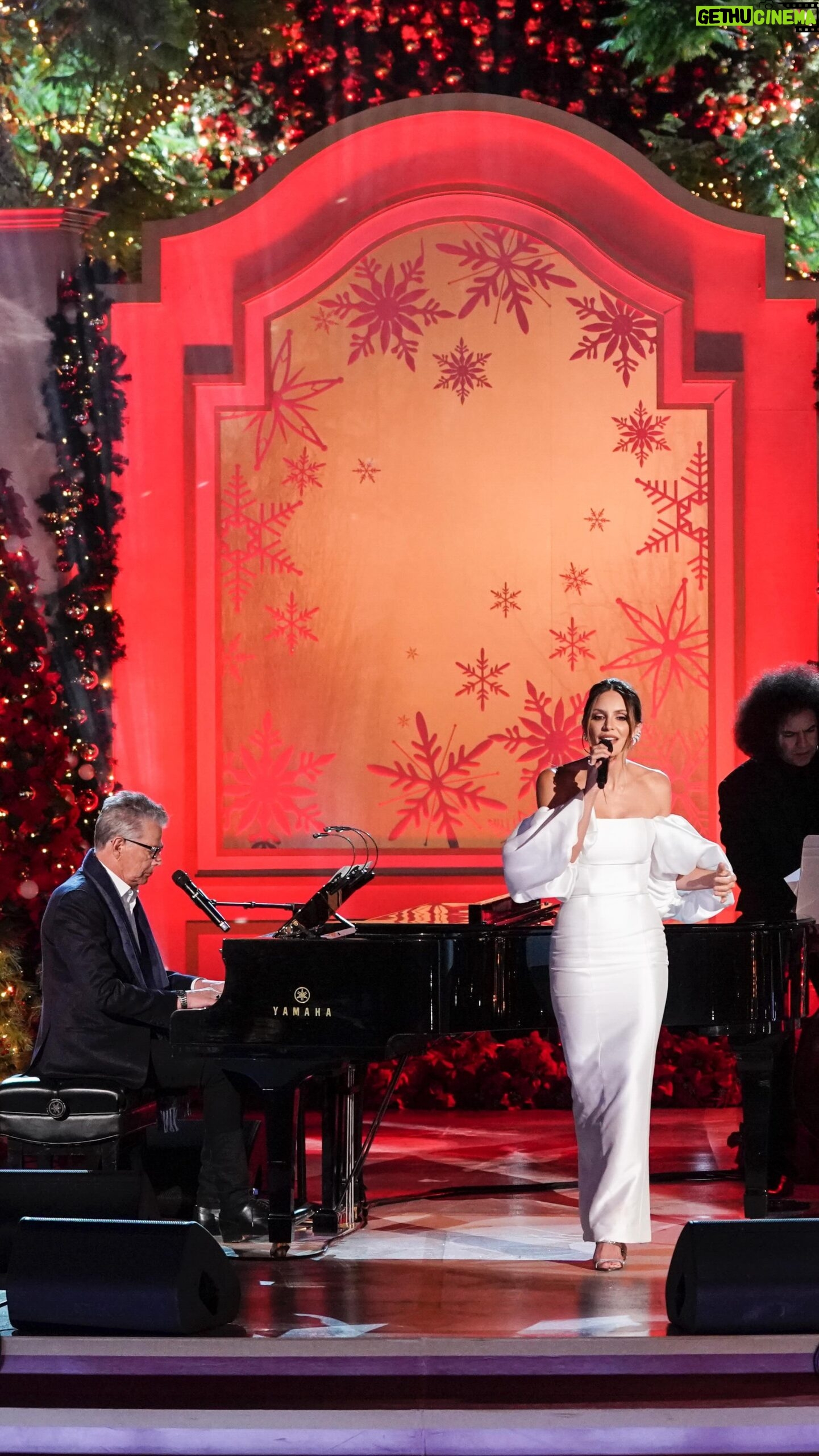 Katharine McPhee Instagram - It’s time to celebrate, HOLIDAY style! ❄️Join me and @davidfoster for a special performance to celebrate families whose lives were changed by adoption during The 24th Annual A Home for the Holidays at @thegrovela. TONIGHT at 8/7c on @CBStv. #Home4Holidays
