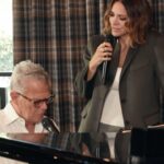 Katharine McPhee Instagram - 🎼 Dreamy melodies for a cozy Christmas. 🌟 Have yourself a merry little Christmas with us! 🎤🎄 #ChristmasSongs