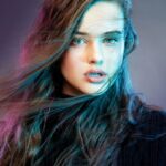 Katherine Langford Instagram - Emoting for @thewrap @corinamariephoto 🙌 with @mollyddickson @louisvuitton @brianfisherhair @sagemaitri