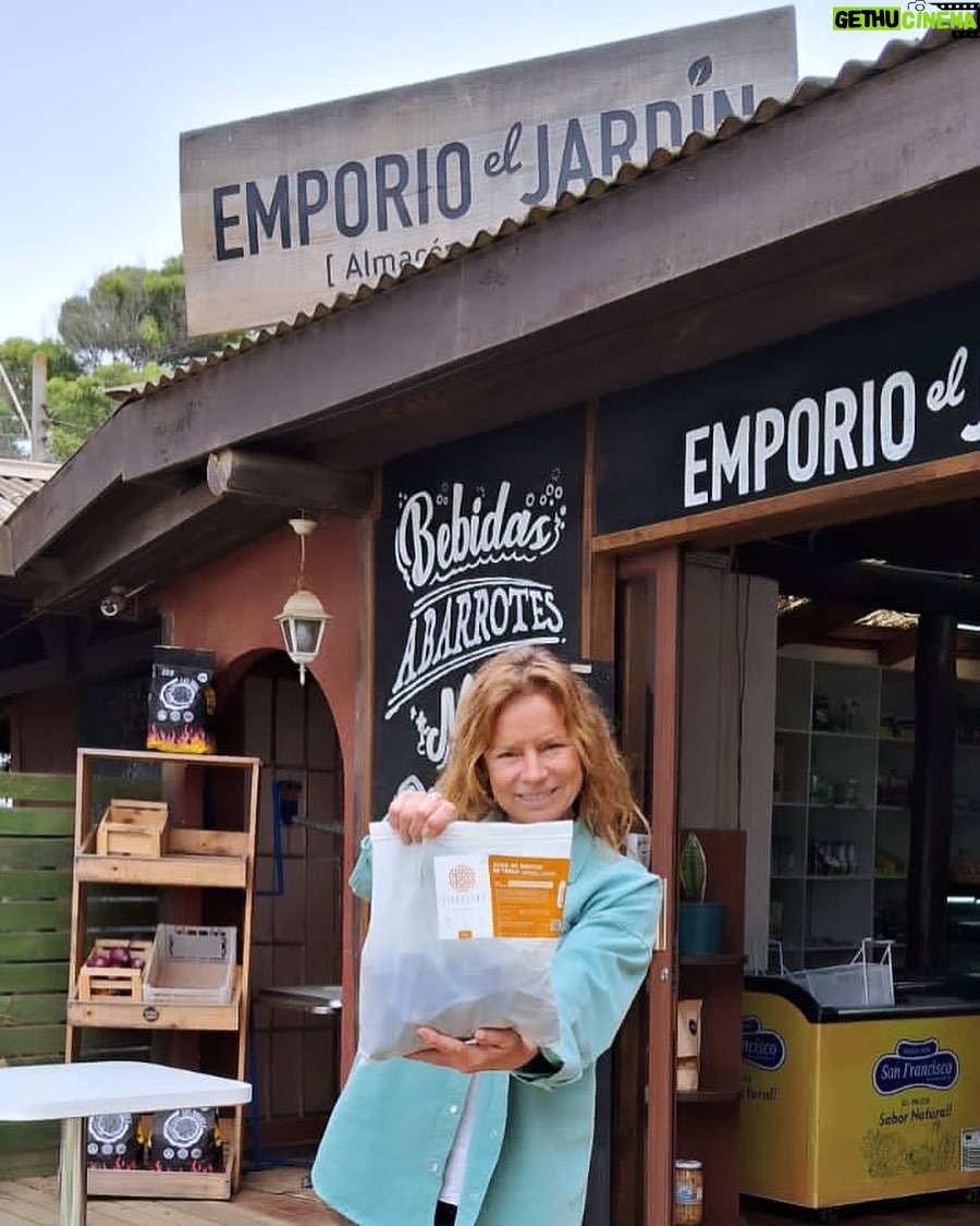 Katherine Salosny Instagram - ¡Hola a todos! 💚✨ Estoy emocionada de compartir con ustedes mi experiencia tomando triple shot de @soysilvestrechile Hace más de un año tuve la oportunidad de entrevistar a la Cristi, emprendedora de estos shots y desde entonces los tomo todos los días. El poder del wheatgrass, jengibre y cúrcuma en un solo shot es simplemente increíble. A pesar de que ahora vivo en Algarrobo, coordinar la entrega de mis shots no fue fácil, pero gracias a @emporioeljardin puedo seguir disfrutando de sus beneficios. ¡No saben lo feliz que estoy de tenerlos de nuevo en mi rutina diaria! 💪🌱 #TripleShotDeSilvestre #JugoPrensadoEnFrío #EnergíaNatural #Bienestar #EmporioElJardín #Shots #VidaSaludable #WheatgrassPower #soysilvestre #algarrobo #clorofila