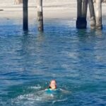 Katherine Salosny Instagram - Viviendo la previa de los panamericanos y parapanamericanos #santiago2023 Acá en Algarrobo seremos sede de distintas categorías en deportes náuticos un escenario maravilloso con las banderas de toda América en el mar!!! Y yo celebro en el feliz!!! Toda información en www.mirasolfm.cl nuestra señal on line 98.7 el dial en el Litoral de los Poetas