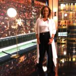 Katherine Salosny Instagram - Es hoy ! Es hoy!! Los planes no confesados de @katysalosny Idola y rostro de todos los tiempos, inolvidable hoy la acompañamos en @podemoshablarchv Se ve maravillosa… verdad? El vestuario no es intelectual, no es arte o ciencia. Se Trata de darle placer a las personas, haciéndolas sentir maravillosas. Eso es a lo que la gente reacciona 🪡 @katysalosny Make Up : @javinicole12 Total look : @wendypozolondress #katysalosny #sastreria #diseñosustentable #wendypozo #podemoshablar
