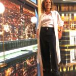 Katherine Salosny Instagram - Es hoy ! Es hoy!! Los planes no confesados de @katysalosny Idola y rostro de todos los tiempos, inolvidable hoy la acompañamos en @podemoshablarchv Se ve maravillosa… verdad? El vestuario no es intelectual, no es arte o ciencia. Se Trata de darle placer a las personas, haciéndolas sentir maravillosas. Eso es a lo que la gente reacciona 🪡 @katysalosny Make Up : @javinicole12 Total look : @wendypozolondress #katysalosny #sastreria #diseñosustentable #wendypozo #podemoshablar