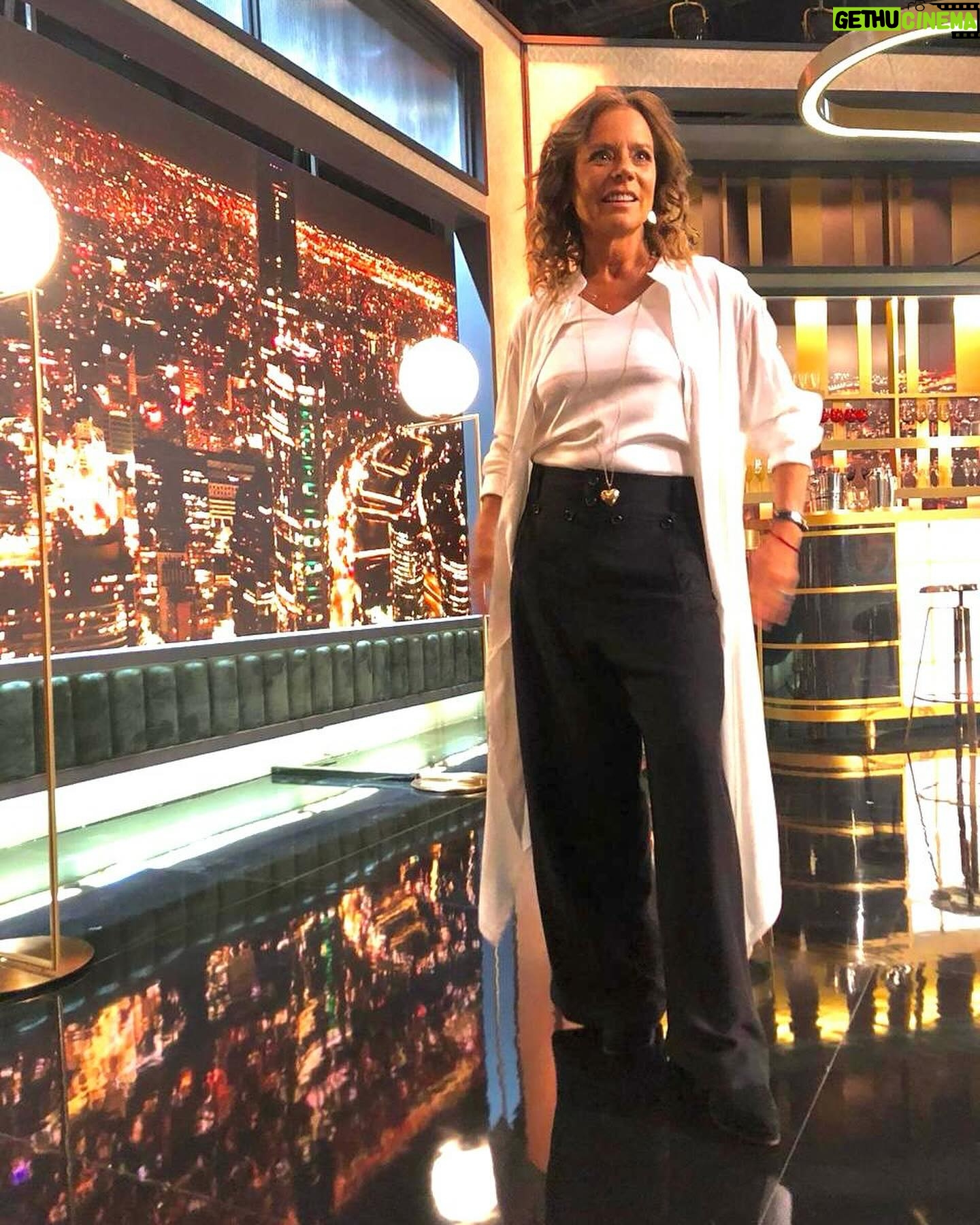 Katherine Salosny Instagram - Es hoy ! Es hoy!! Los planes no confesados de @katysalosny Idola y rostro de todos los tiempos, inolvidable hoy la acompañamos en @podemoshablarchv Se ve maravillosa… verdad? El vestuario no es intelectual, no es arte o ciencia. Se Trata de darle placer a las personas, haciéndolas sentir maravillosas. Eso es a lo que la gente reacciona 🪡 @katysalosny Make Up : @javinicole12 Total look : @wendypozolondress #katysalosny #sastreria #diseñosustentable #wendypozo #podemoshablar