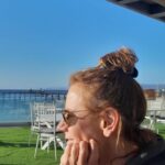 Katherine Salosny Instagram - Viviendo la previa de los panamericanos y parapanamericanos #santiago2023 Acá en Algarrobo seremos sede de distintas categorías en deportes náuticos un escenario maravilloso con las banderas de toda América en el mar!!! Y yo celebro en el feliz!!! Toda información en www.mirasolfm.cl nuestra señal on line 98.7 el dial en el Litoral de los Poetas