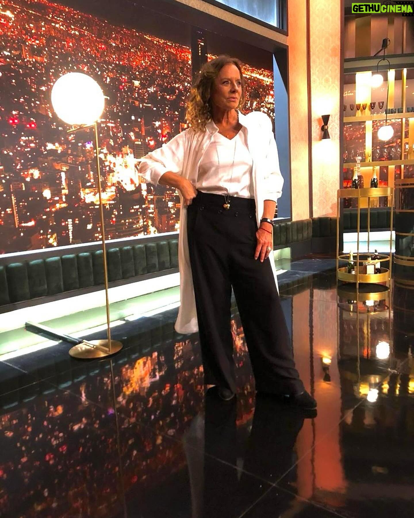 Katherine Salosny Instagram - Es hoy ! Es hoy!! Los planes no confesados de @katysalosny Idola y rostro de todos los tiempos, inolvidable hoy la acompañamos en @podemoshablarchv Se ve maravillosa… verdad? El vestuario no es intelectual, no es arte o ciencia. Se Trata de darle placer a las personas, haciéndolas sentir maravillosas. Eso es a lo que la gente reacciona 🪡 @katysalosny Make Up : @javinicole12 Total look : @wendypozolondress #katysalosny #sastreria #diseñosustentable #wendypozo #podemoshablar